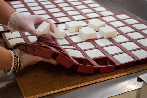 Photo d'un savon artisanal au café dans un moule en silicone