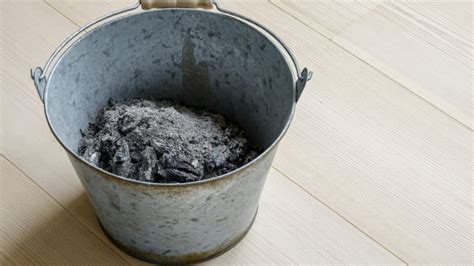 Mains filtrant de la lessive de cendre dans un seau
