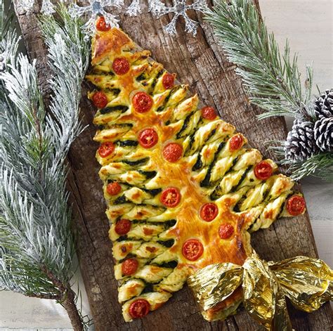 Feuilletés en forme de sapin de Noël garnis de caviar rouge et de lamelles de courgette