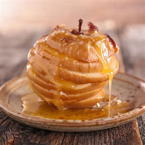 Pommes au four dorées, nappées de miel et garnies de cannelle