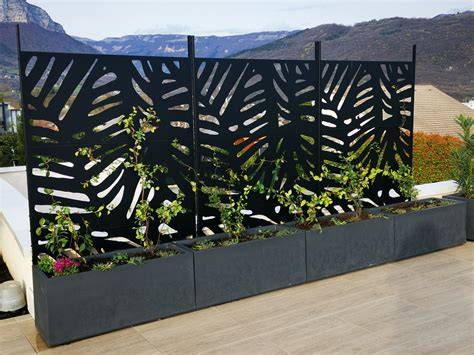 Panneau ajouré avec motif végétal pour plantes grimpantes