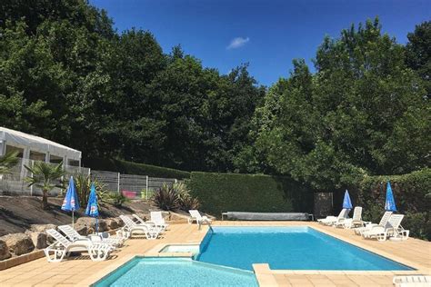Vue panoramique de l'aire de loisirs de la Gazonne et de sa piscine en plein air entourée de verdure