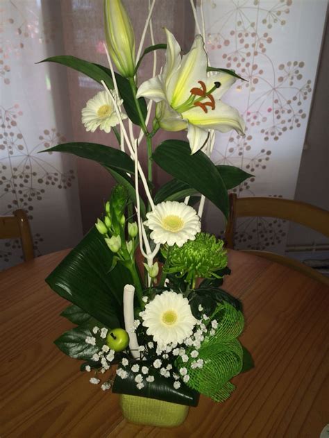 composition florale avec lys et narcisses