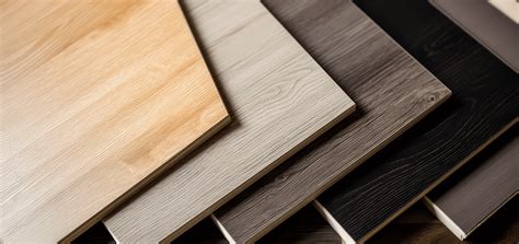 Schéma montrant les étapes de découpe d'une planche en bois avec des coins arrondis