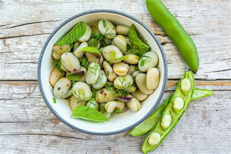 Assiette de fèves fraîches préparées à l'huile d'olive