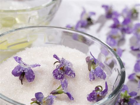 Plat décoré de violettes cristallisées