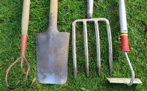 outils de jardinage posés sur la terre