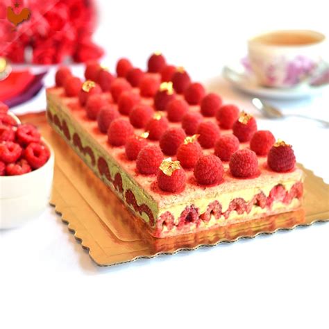 framboisier pistache décoré de fruits frais