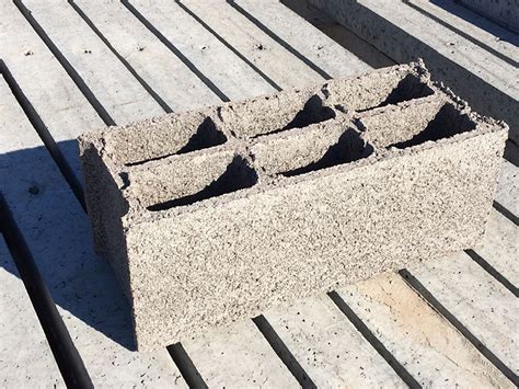 Schéma illustrant une bordure de potager réalisée en agglos disposés à plat ou verticalement pour structurer le sol