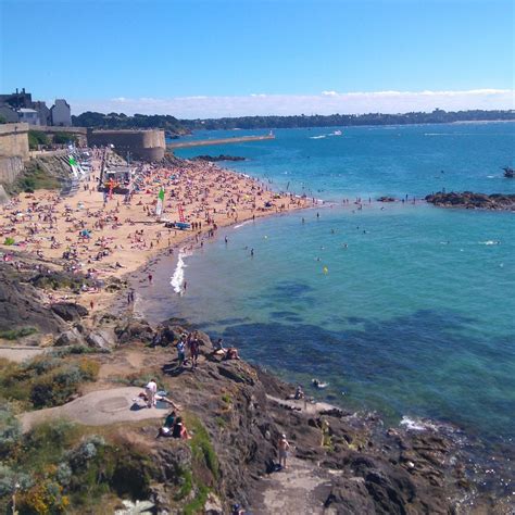 Photographie de la plage de Bon Secours à Saint-Malo avec des festivaliers profitant d'un concert