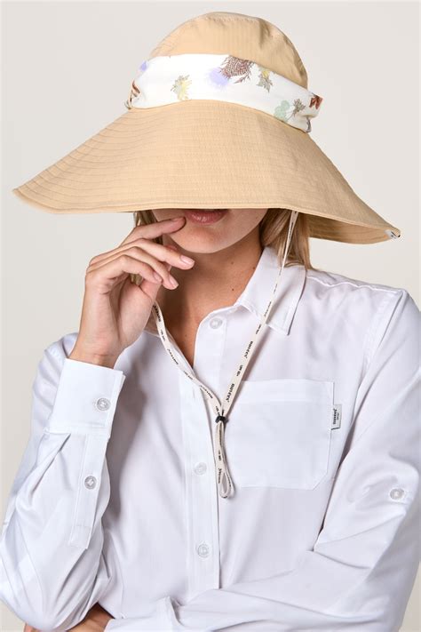 Jardinier portant un chapeau anti-UV et des vêtements légers en plein été