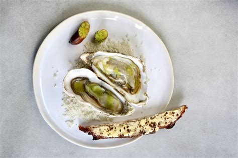 Planche culinaire avec des perles de citron caviar sur des plats raffinés