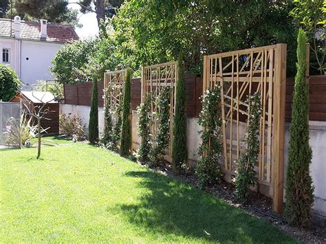 jardin avec palissade habillée de plantes grimpantes