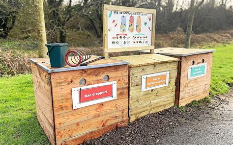 Photographie d'une aire de compostage partagée en bois au centre d'un quartier résidentiel