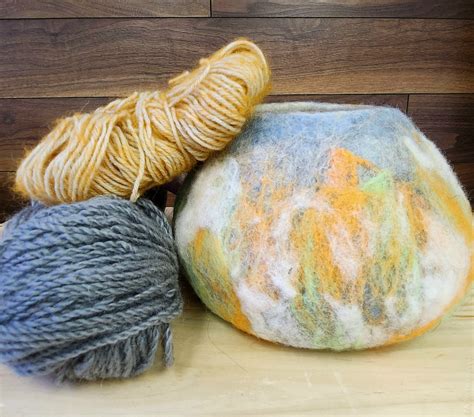 Schéma montrant l'accumulation de feutrage à la base des brins d'herbe