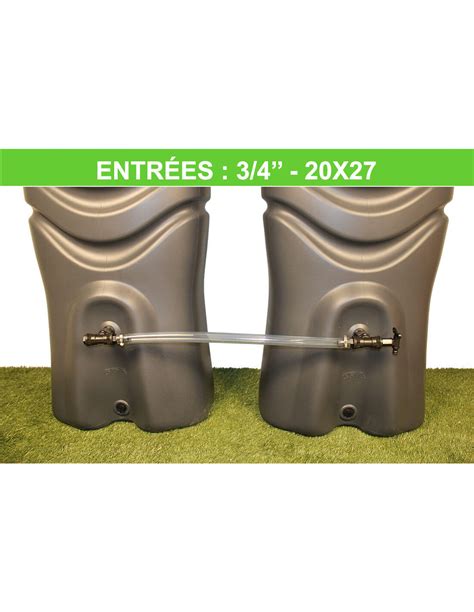 Vue d'ensemble d'un potager équipé de récupérateurs d'eau et d'outils de jardinage organisés
