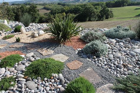 Exemple d'aménagement de jardin sec avec paillage minéral et graminées