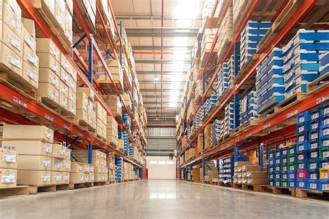 Photo illustrative d'un entrepôt de stockage organisé pour la vente en gros
