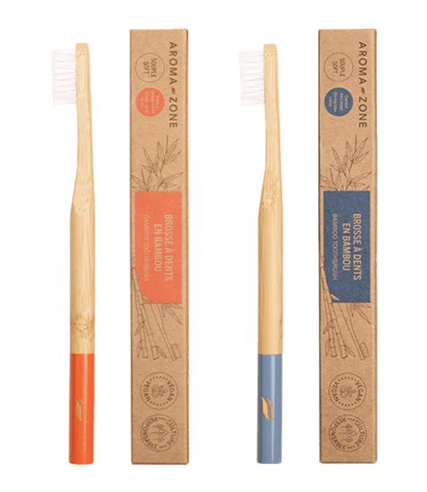 comparatif visuel entre une brosse à dents en bambou et une brosse à dents à tête interchangeable en plastique recyclé