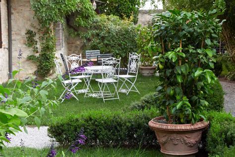 Tondeuse ultra légère en action dans un petit jardin