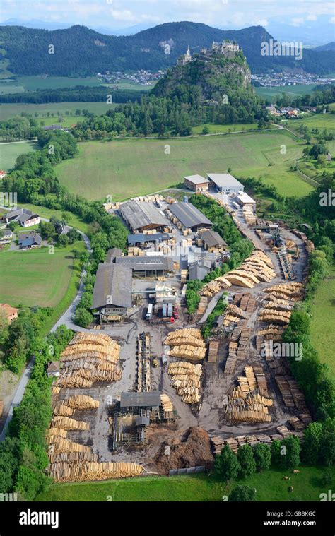 Vue aérienne d'une scierie moderne intégrée dans un paysage forestier durable
