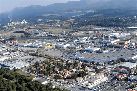 Vue aérienne stylisée de la zone commerciale de Langon