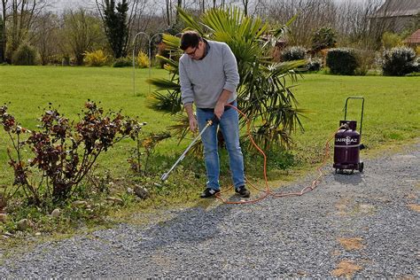 Illustration d'un jardinier utilisant un désherbeur thermique dans une allée