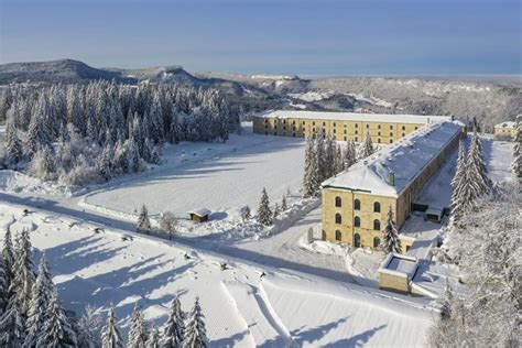 Vue panoramique du Fort des Rousses dans son écrin montagneux