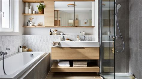une salle de bain moderne décorée avec des suspensions de lierre luxuriant