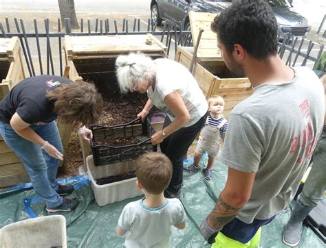 Enfants participant au compostage