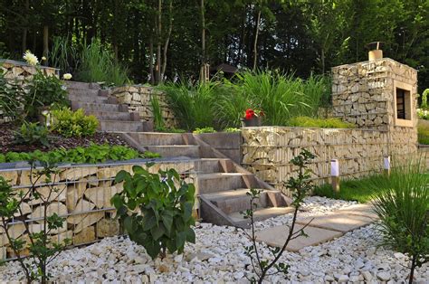 Exemples d'escaliers intégrés dans un talus