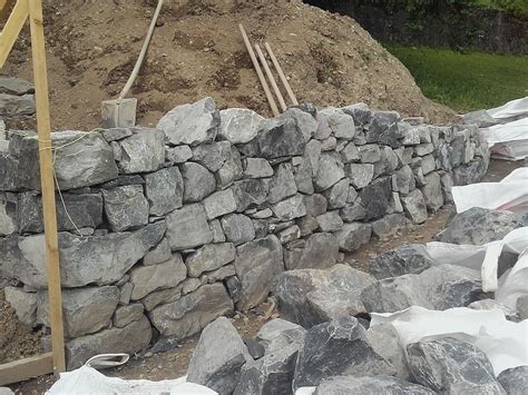 Mur de soutènement en pierre sèche