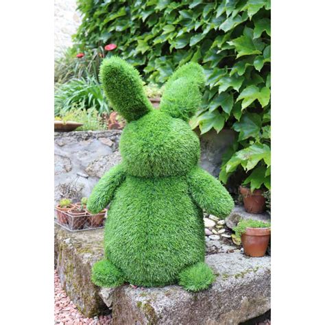 lapin décoratif en gazon synthétique dans un jardin