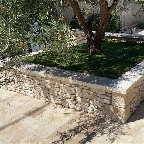jardinière en pierre sur une terrasse ensoleillée