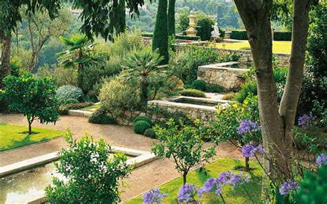 Paysage de jardin méditerranéen avec pelouse résistante