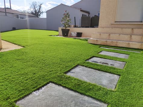 Installation d'une pelouse synthétique dans un jardin moderne