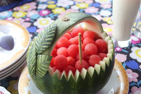 Illustration montrant différentes méthodes de conservation de la pastèque (entière, coupée, en cubes congelés)