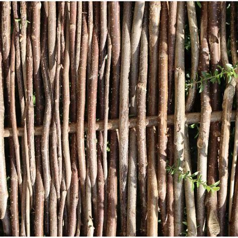 Panneau en bois de noisetier tressé dans un jardin zen