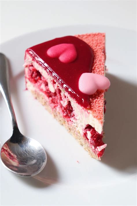 Diagramme montrant les couches d'un framboisier : dacquoise, crème mousseline, framboises