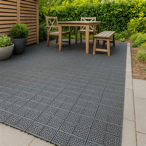 Terrasse aménagée avec des dalles clipsables et du mobilier moderne