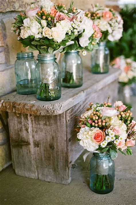 Bouquet d'hortensias dans un décor de mariage champêtre