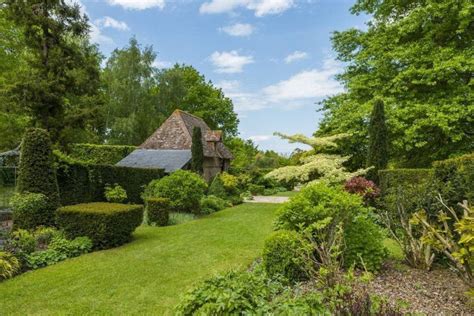 Vue panoramique sur les jardins normands et l'architecture traditionnelle d'Honfleur