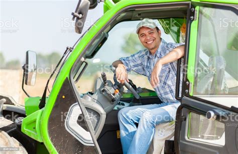 Enfant souriant sur un tracteur avec un agriculteur