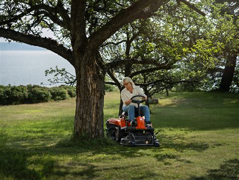 Comparatif visuel entre un tracteur tondeuse classique et un rider