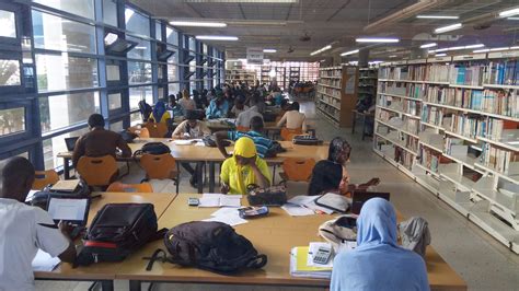 Représentation d'une bibliothèque universitaire du XVIIIe siècle, symbole de l'érudition de l'Aufklärung