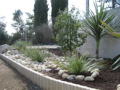 Exemple de bordure de jardin avec des galets de différentes tailles et couleurs