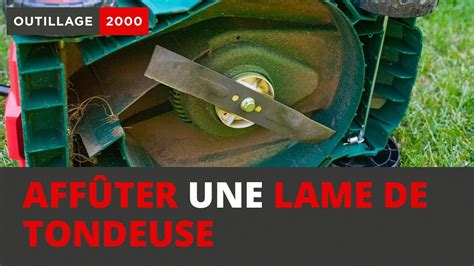 Tondeuse hélicoïdale coupant de l'herbe