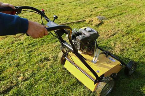 Outil de scarification passant sur une pelouse