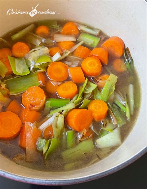 Un bol de velouté onctueux de carottes et poireaux agrémenté d'herbes fraîches