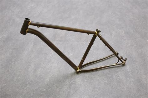 Vue rapprochée du montage de la plaque en acier sur le cadre du vélo